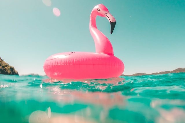 Aufblasbarer Flamingo auf Wasser