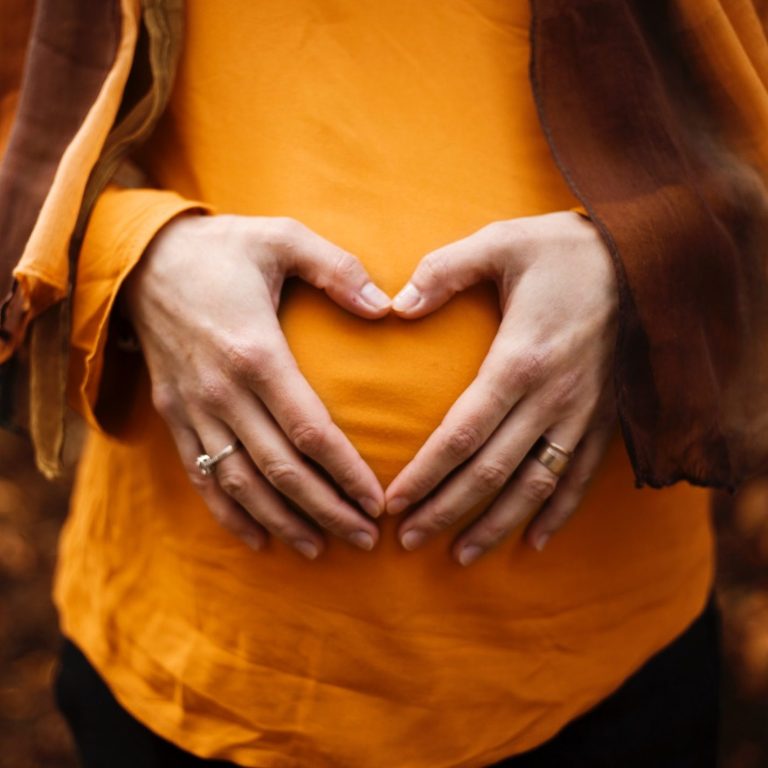 Mama hält ihren Babybauch